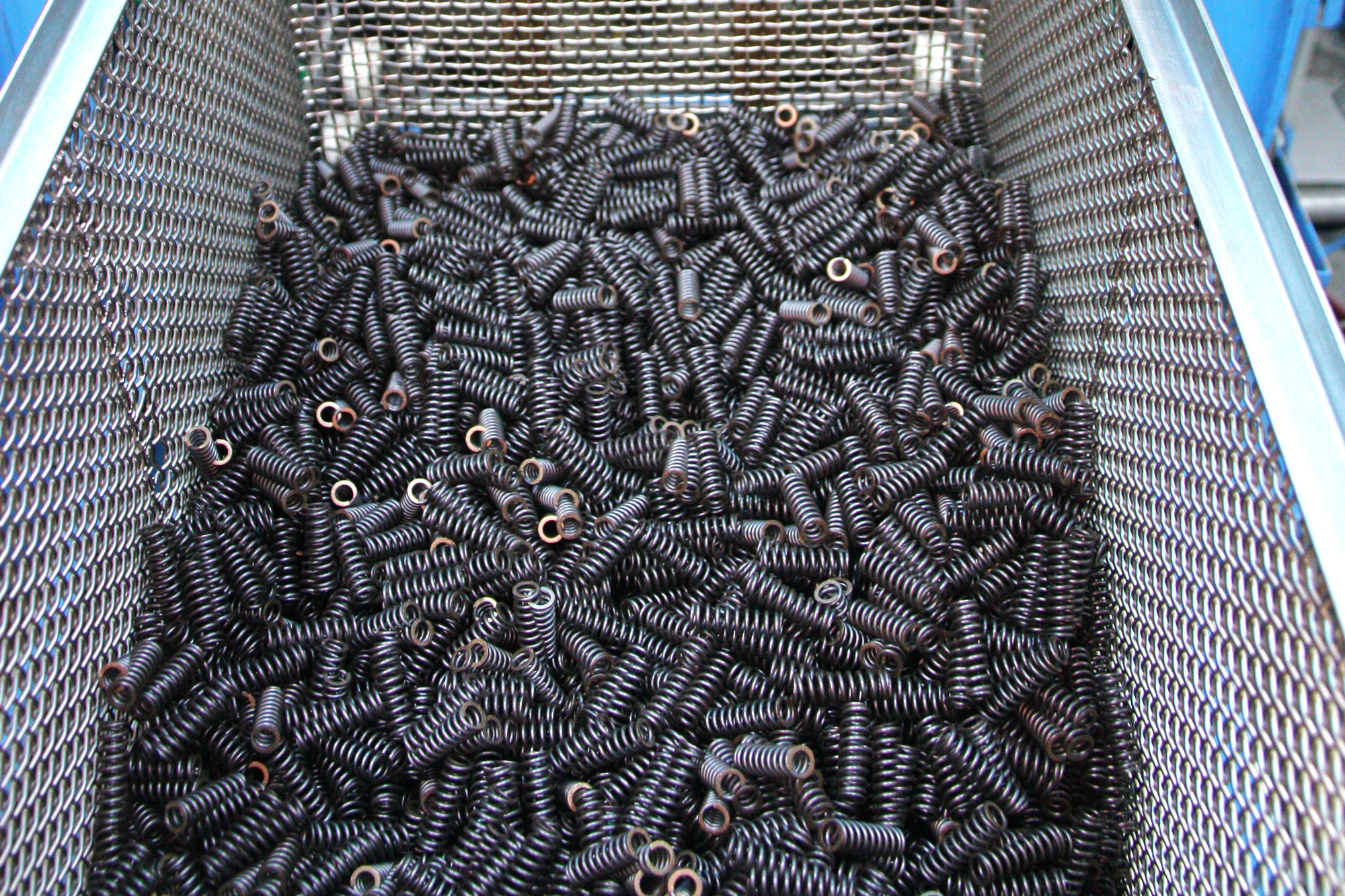 Bauteile in einem Reinigungskorb